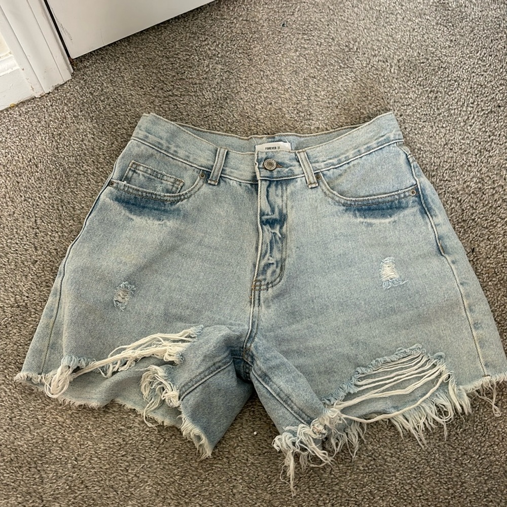 cute and trendy light wash jean shorts perfect for summer time !!!